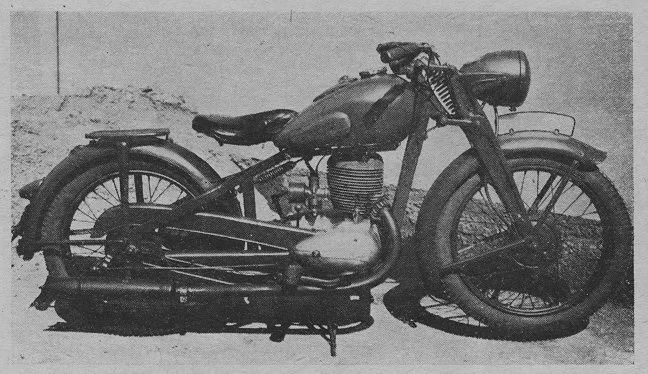 Prototyp Jawy Pérák v maskovacím nátěru s emblémem imitujícím DKW, kolem 1943